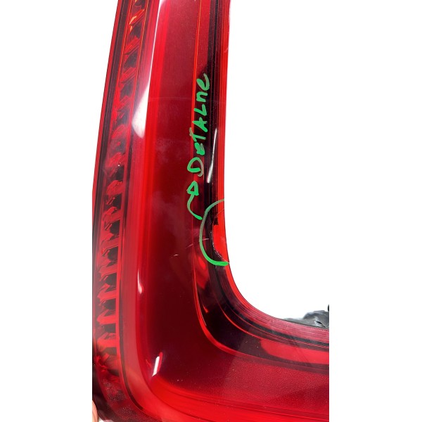 Lanterna ( Tras. Direita ) Com Detalhe - Volvo Xc40 Rec 2022 Direito/passageiro Vermelho